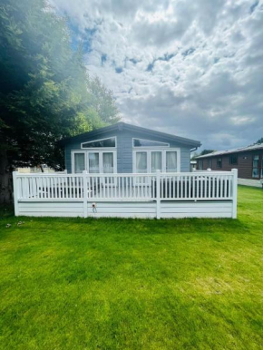Sutton Lodge with Hot Tub